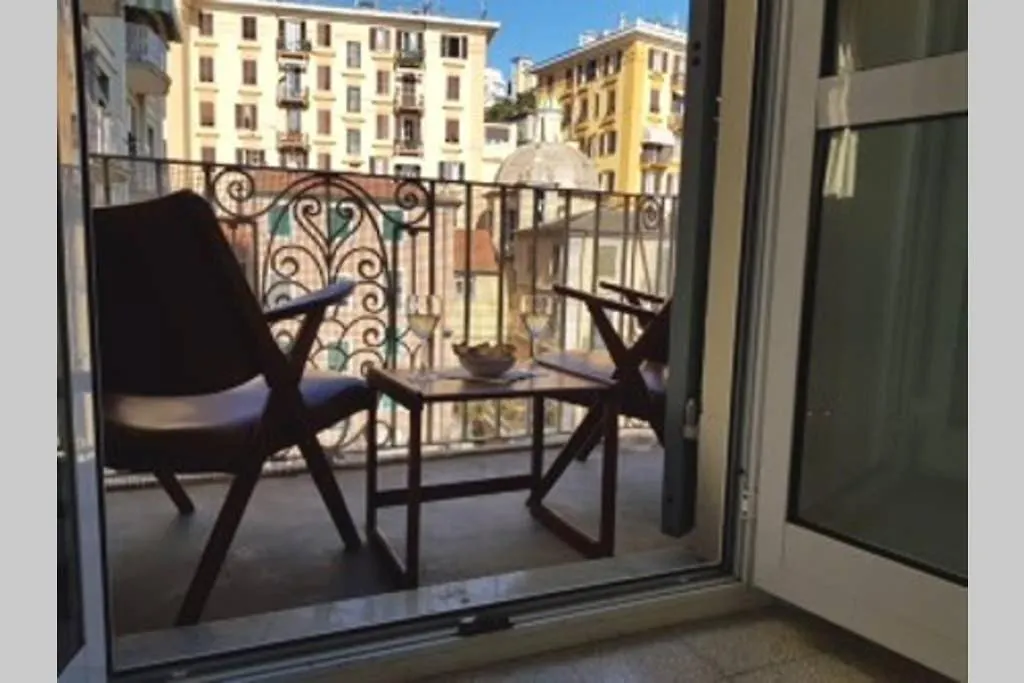 Casa Retro. Historic Center - La Spezia Apartment